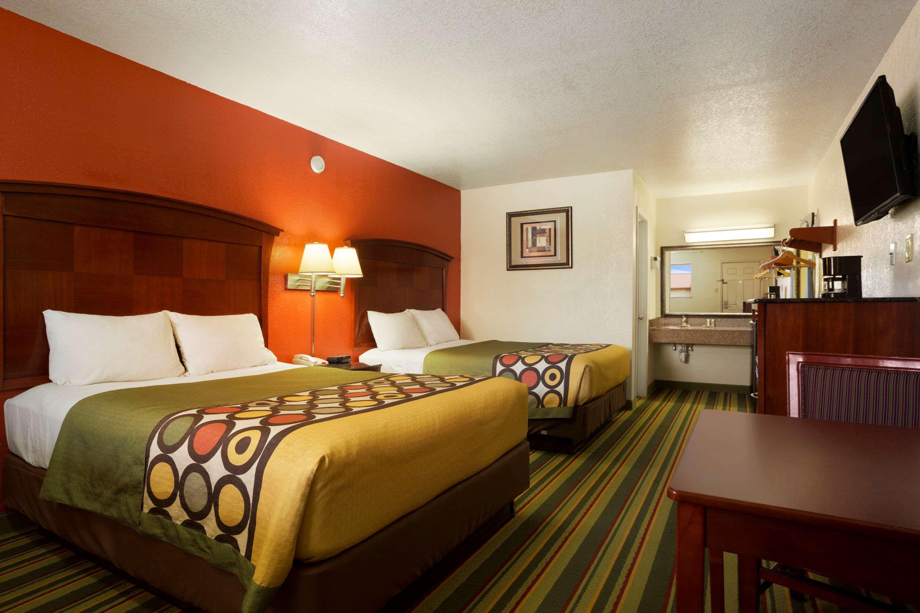 Super 8 By Wyndham Pleasanton Exterior foto