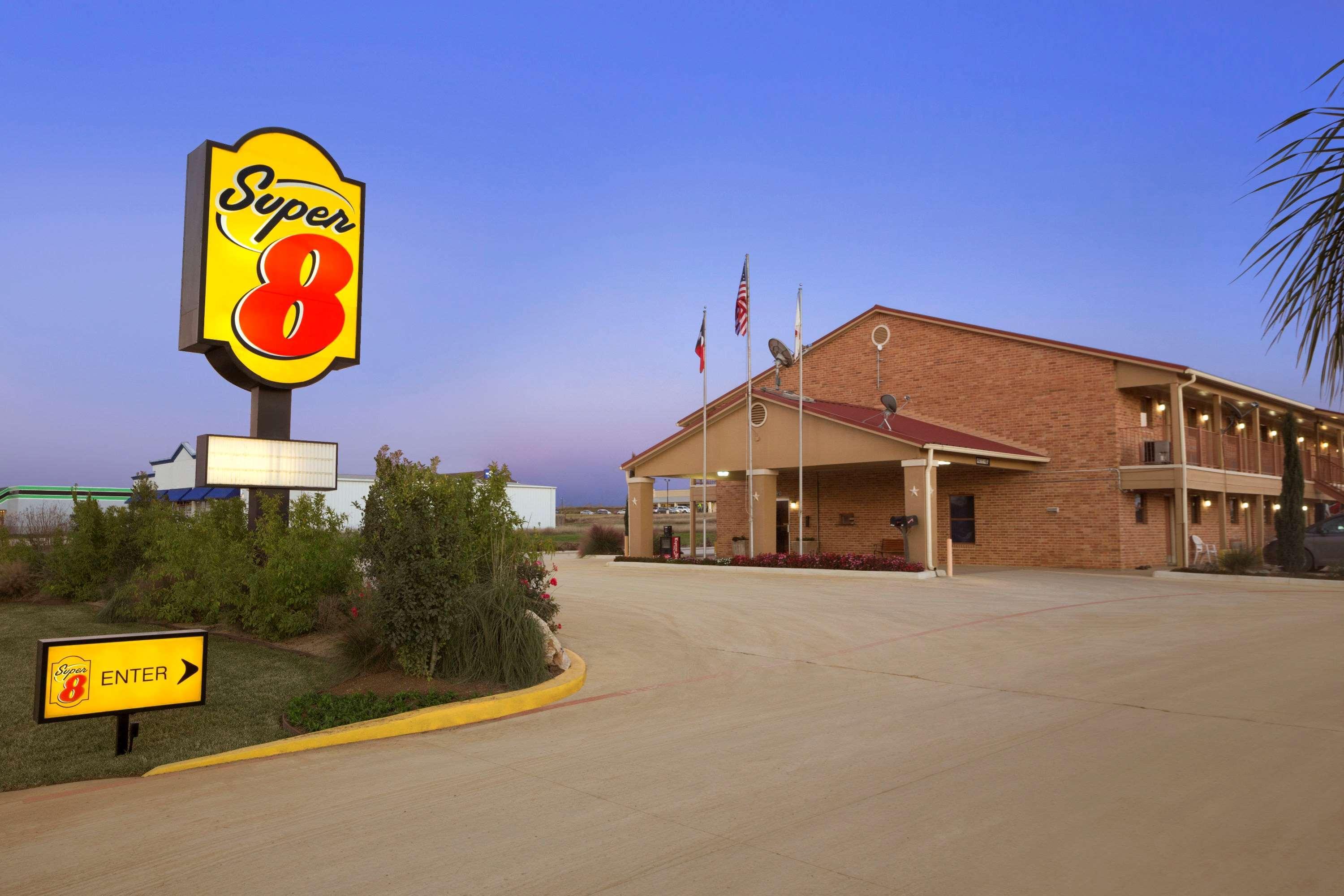 Super 8 By Wyndham Pleasanton Exterior foto
