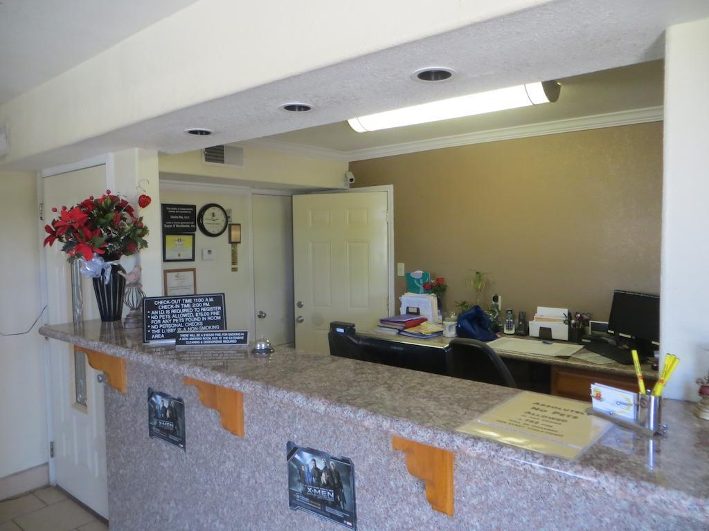 Super 8 By Wyndham Pleasanton Exterior foto
