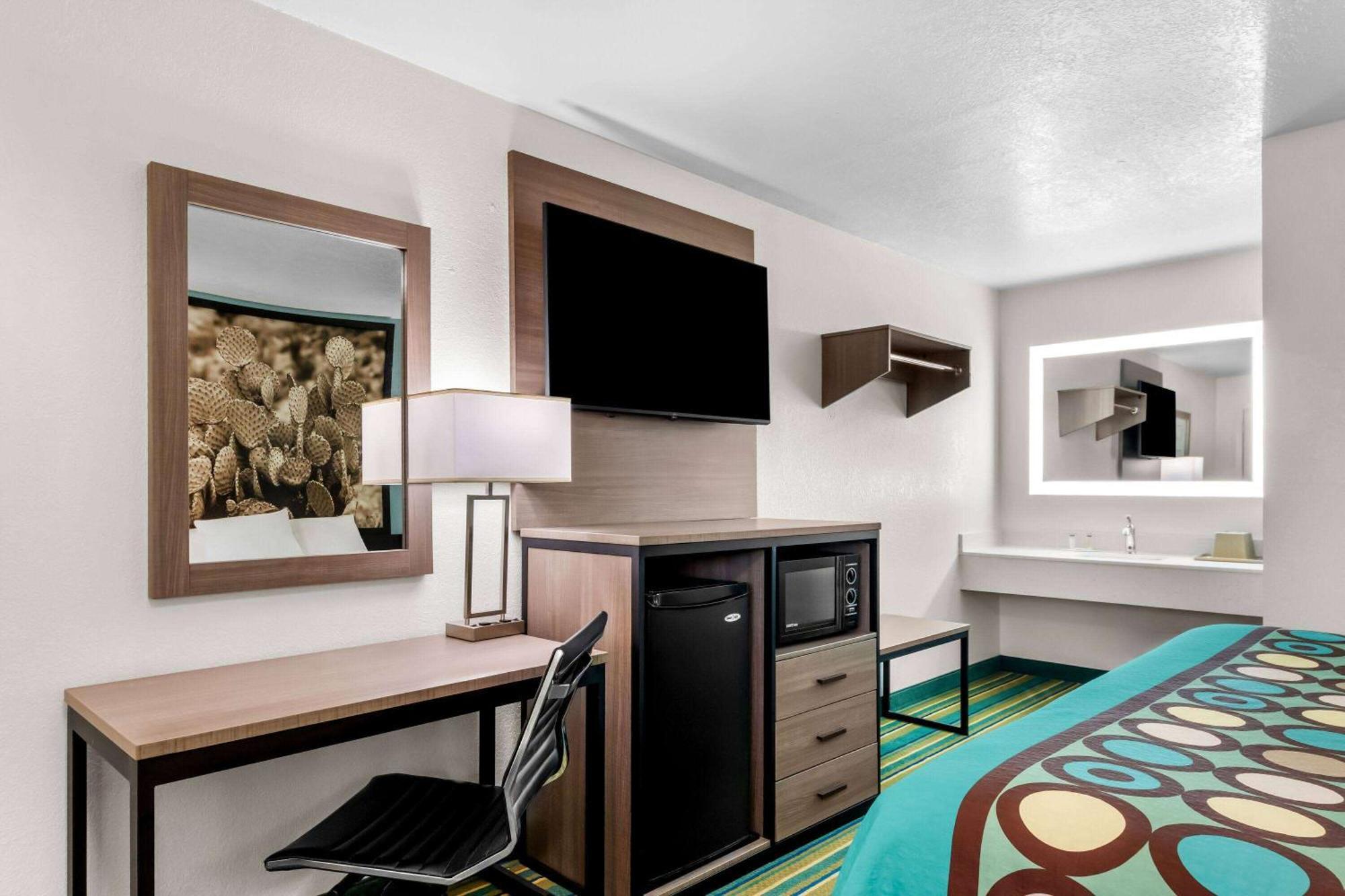 Super 8 By Wyndham Pleasanton Exterior foto