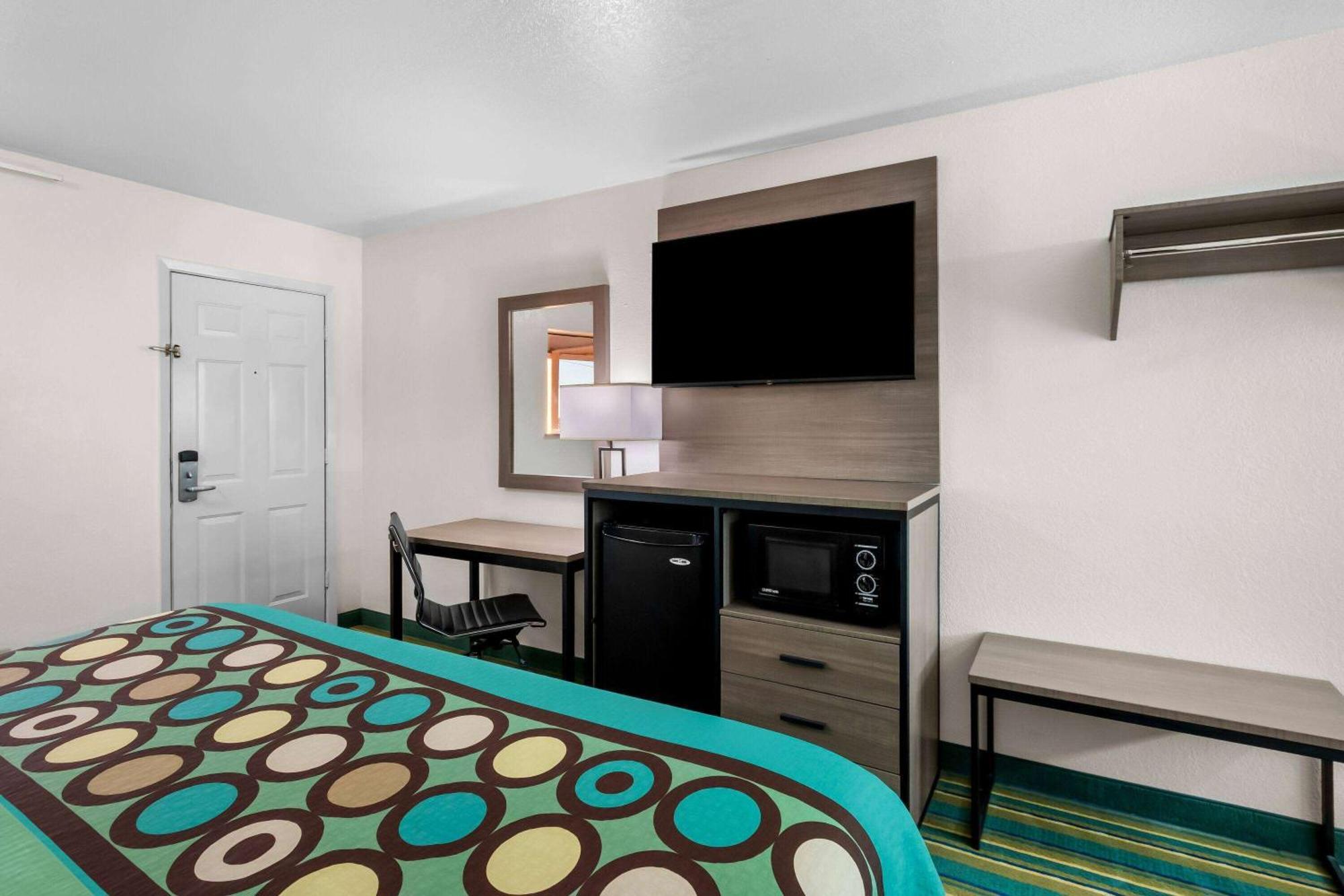 Super 8 By Wyndham Pleasanton Exterior foto