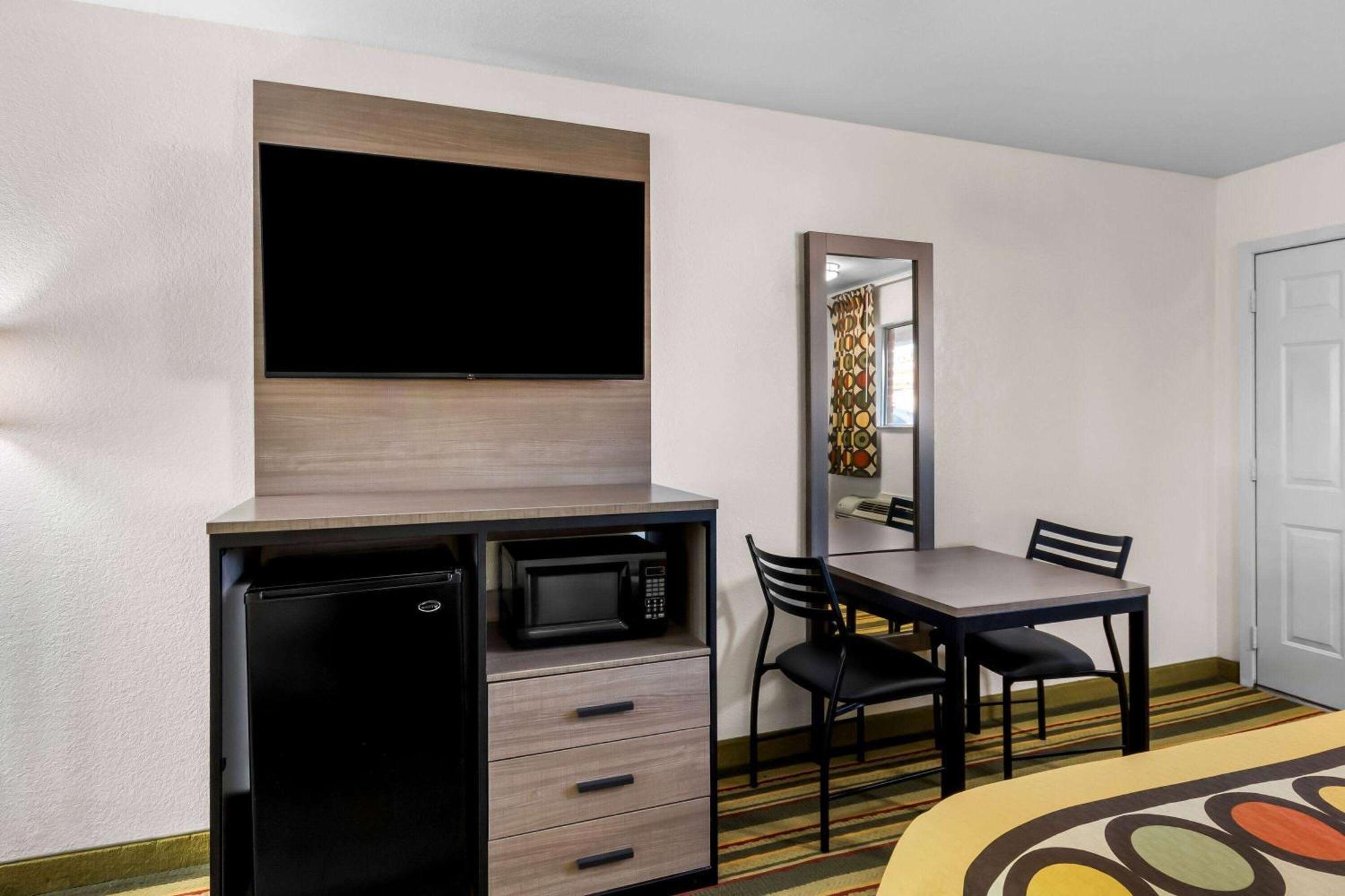 Super 8 By Wyndham Pleasanton Exterior foto