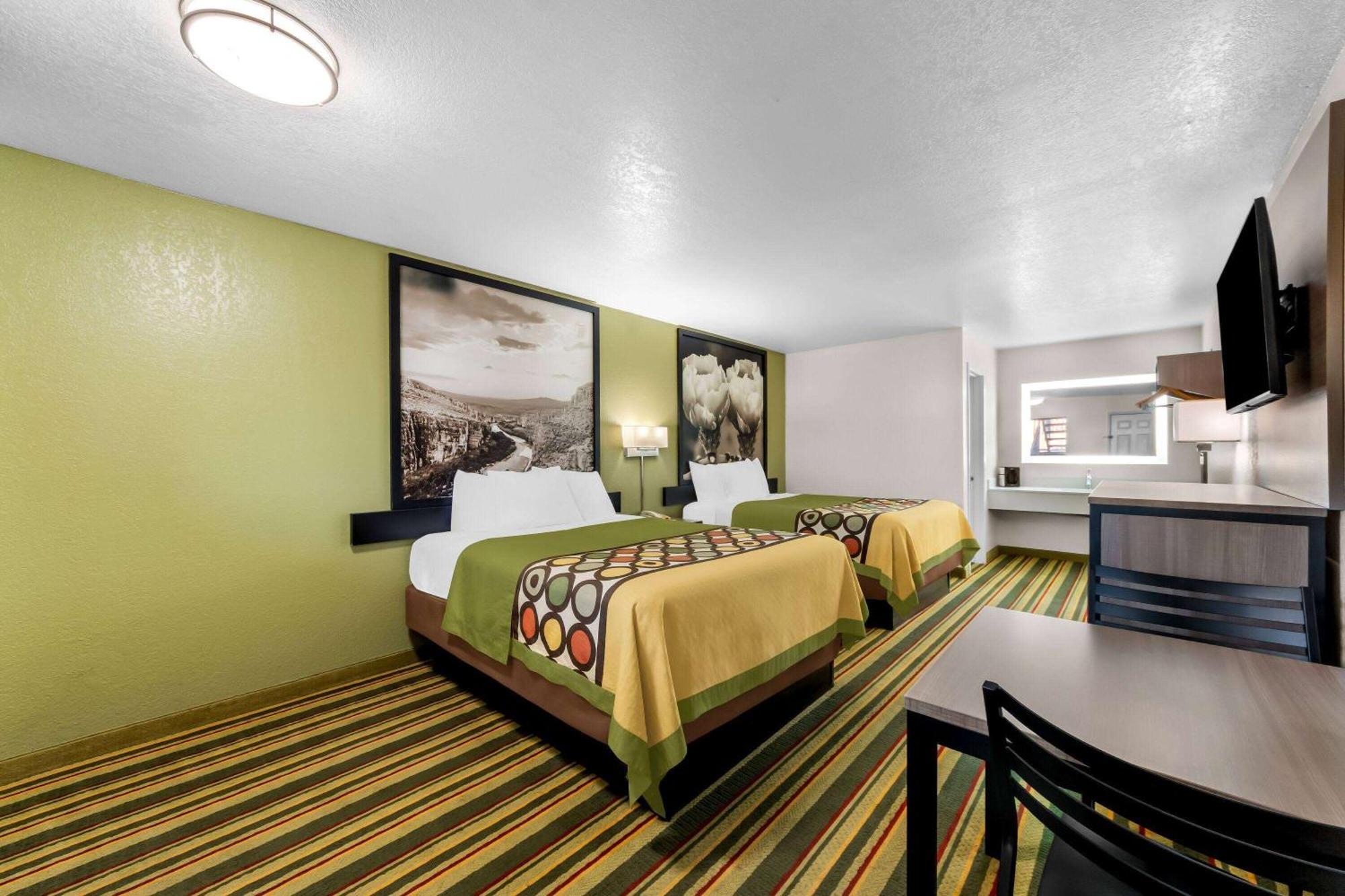 Super 8 By Wyndham Pleasanton Exterior foto