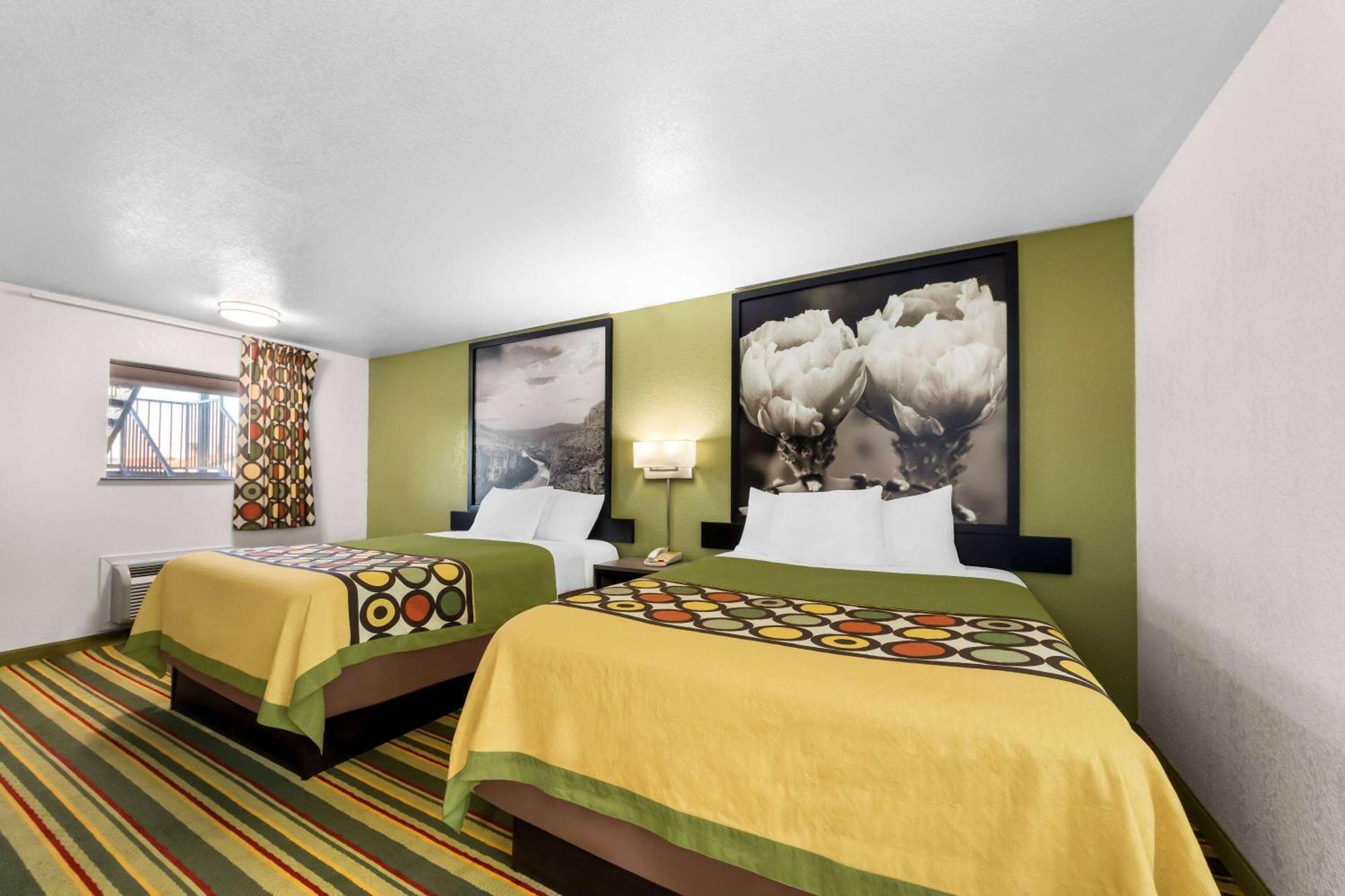 Super 8 By Wyndham Pleasanton Exterior foto