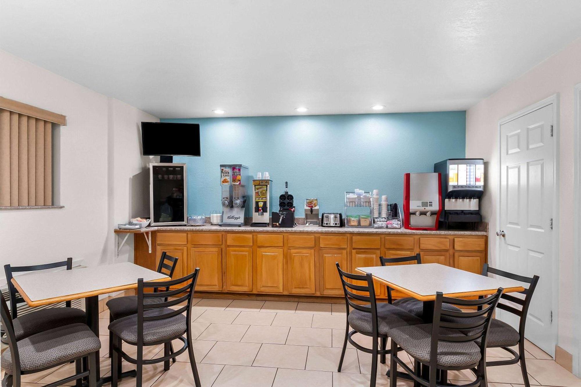 Super 8 By Wyndham Pleasanton Exterior foto