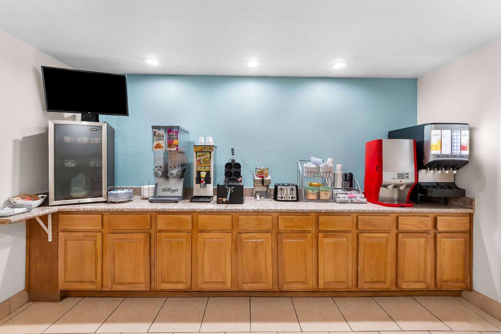 Super 8 By Wyndham Pleasanton Exterior foto
