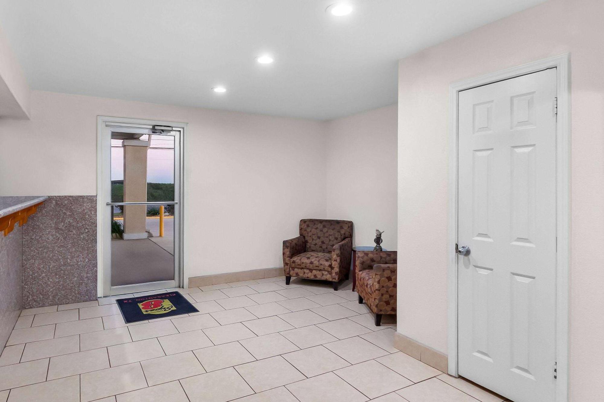 Super 8 By Wyndham Pleasanton Exterior foto