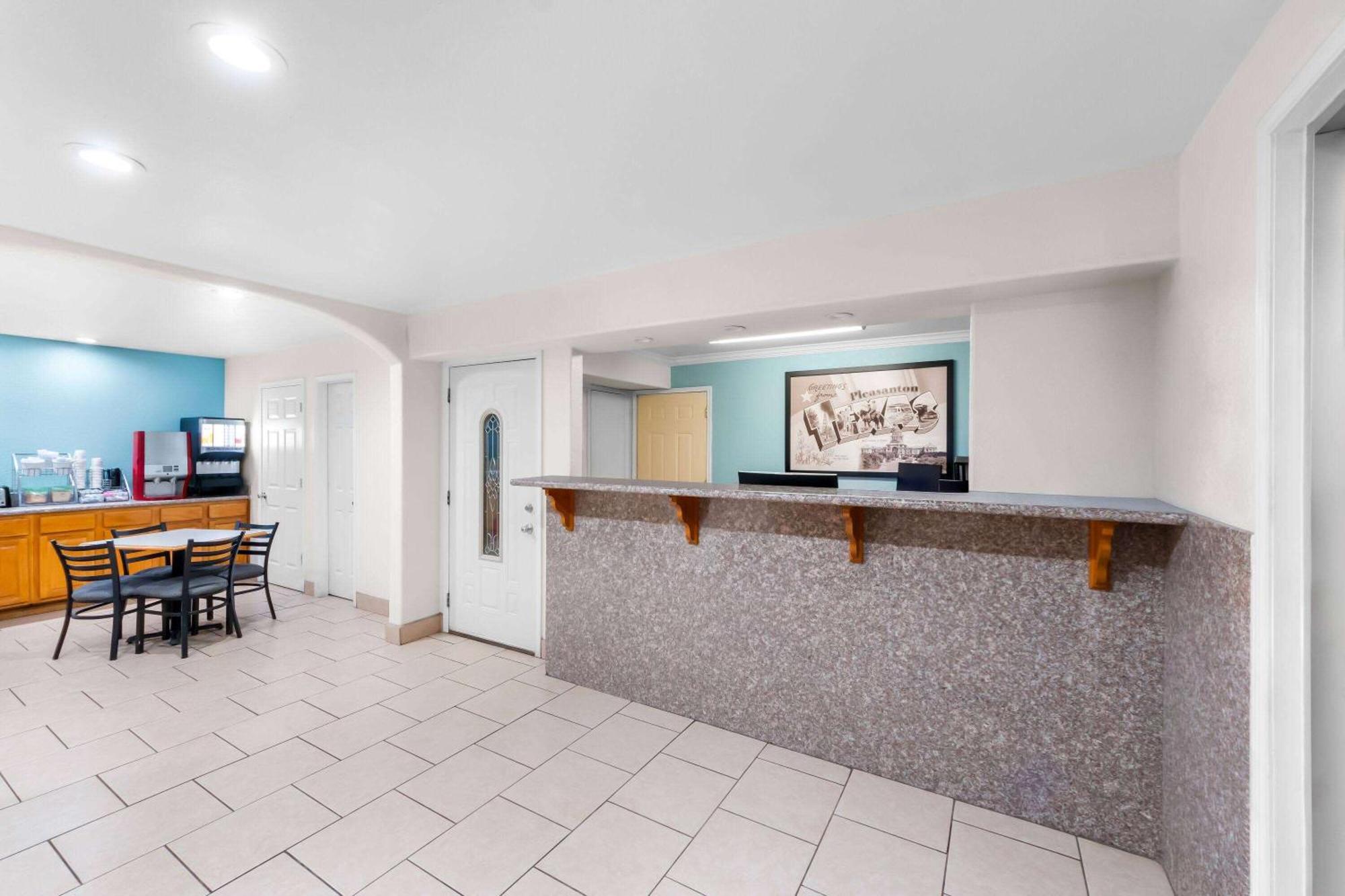 Super 8 By Wyndham Pleasanton Exterior foto