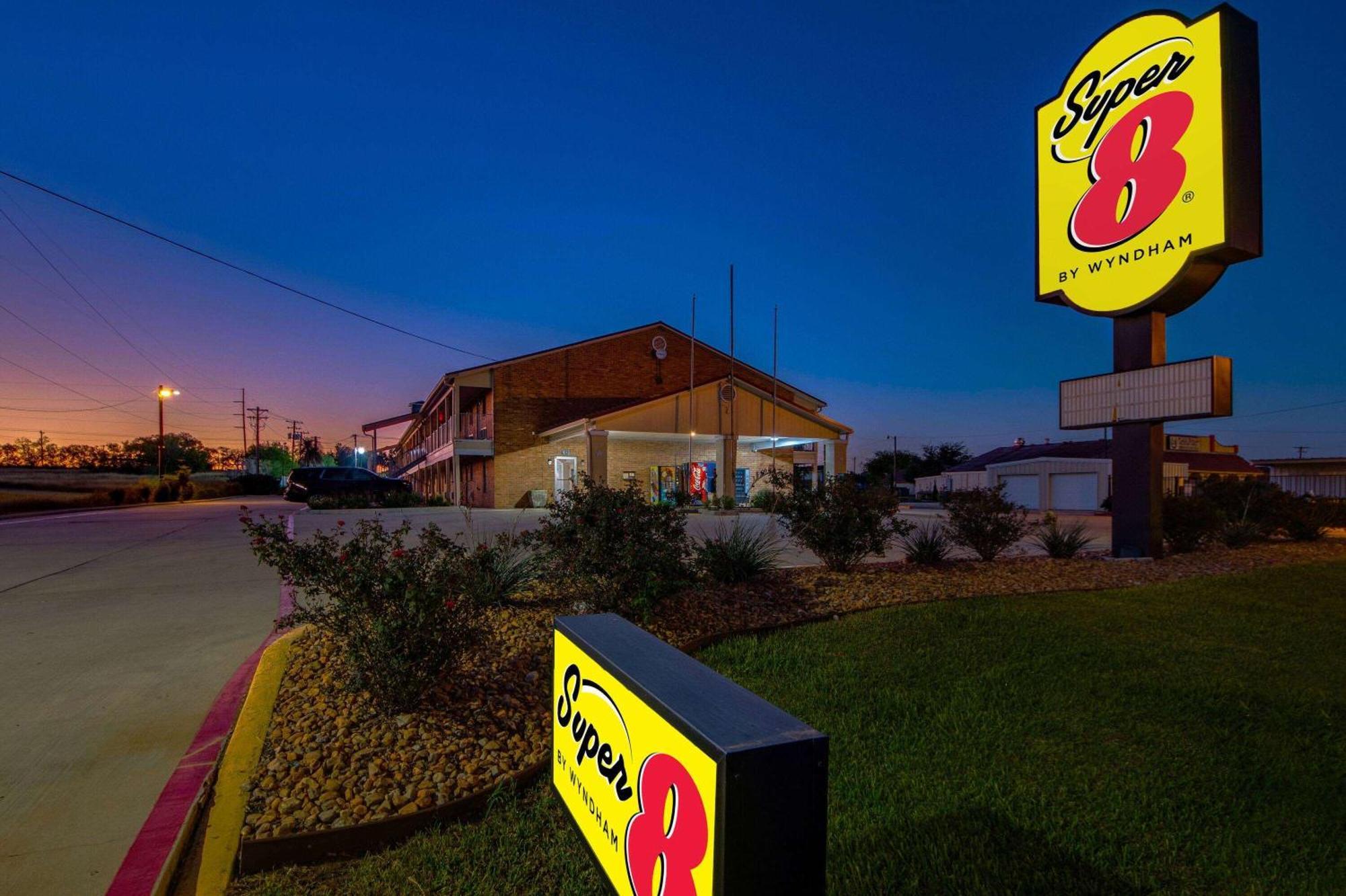 Super 8 By Wyndham Pleasanton Exterior foto