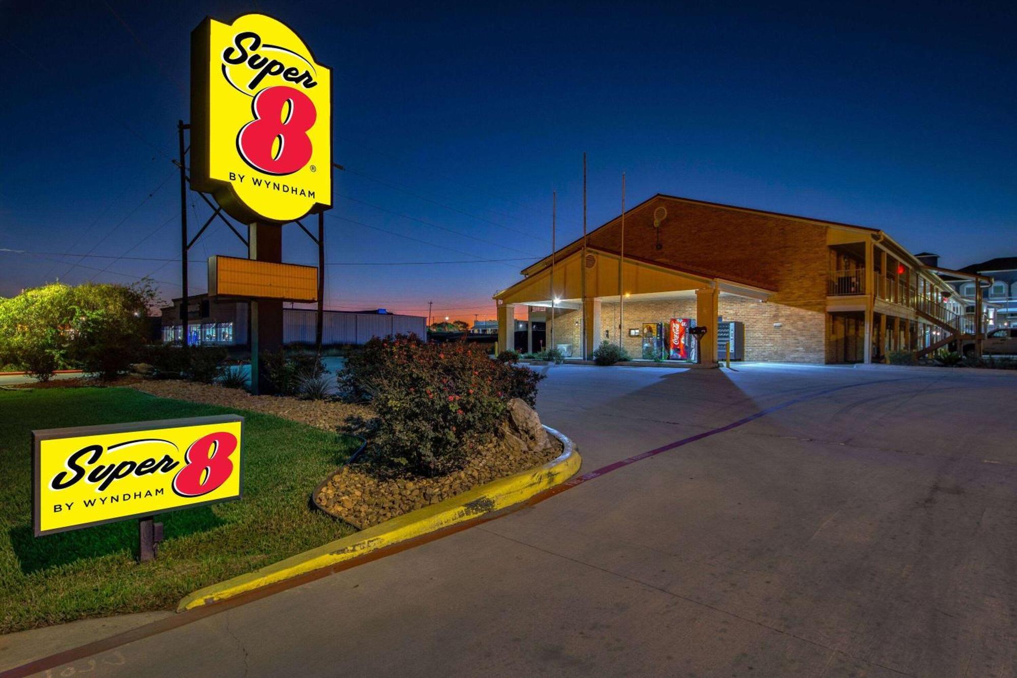 Super 8 By Wyndham Pleasanton Exterior foto