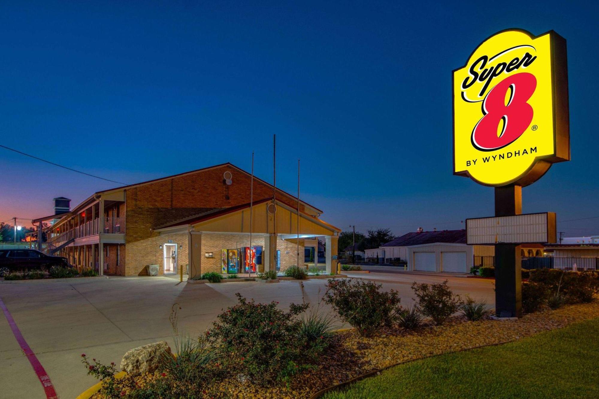 Super 8 By Wyndham Pleasanton Exterior foto