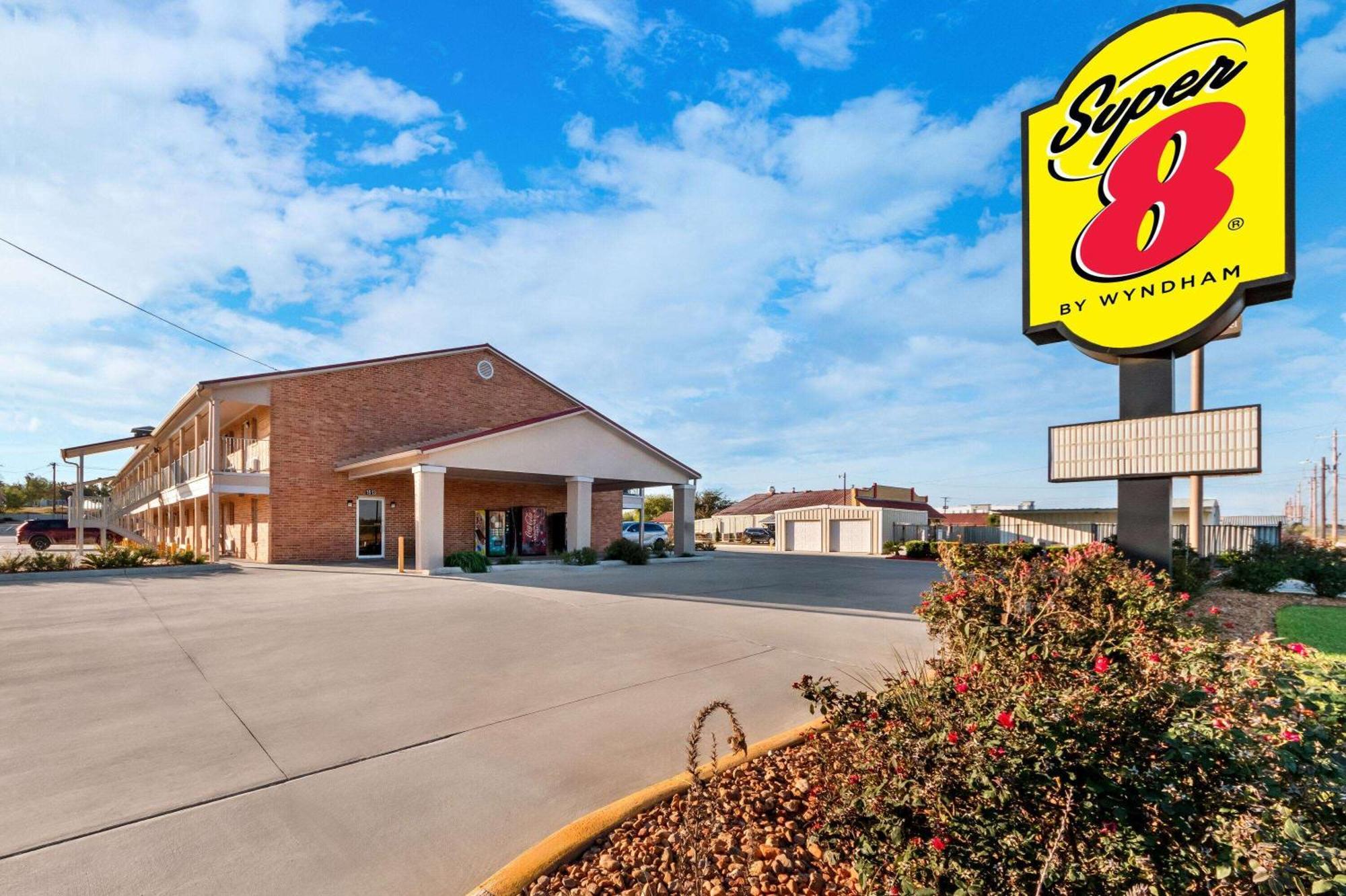 Super 8 By Wyndham Pleasanton Exterior foto