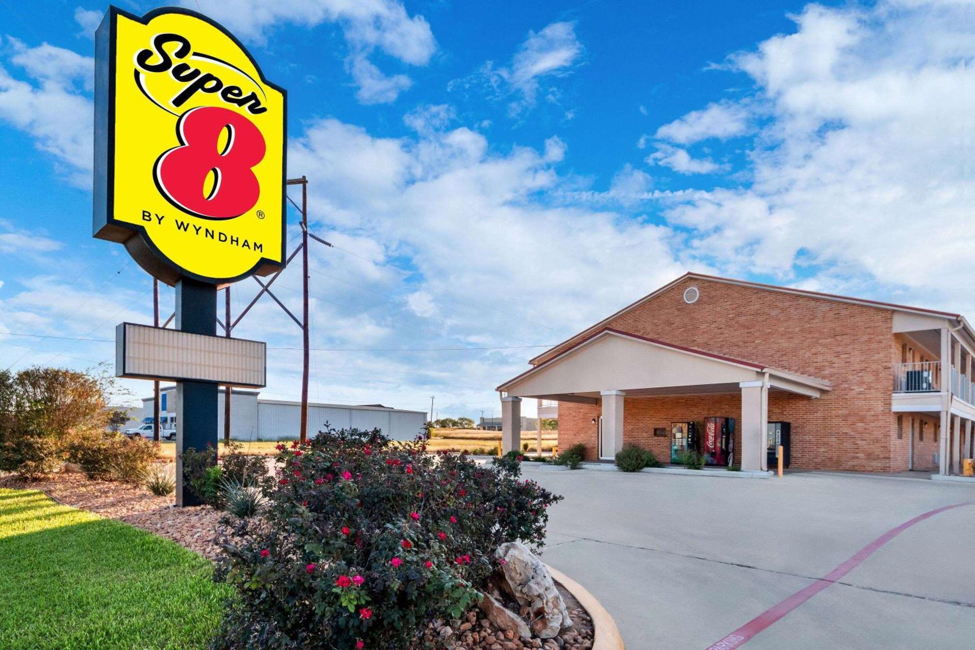Super 8 By Wyndham Pleasanton Exterior foto