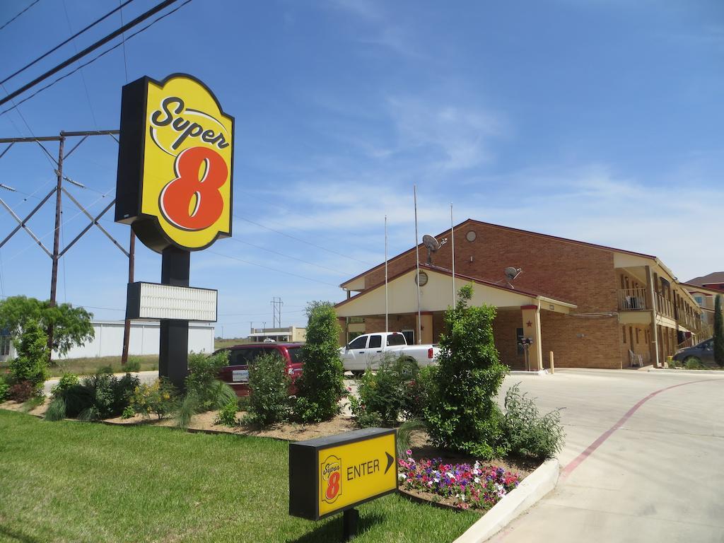 Super 8 By Wyndham Pleasanton Exterior foto